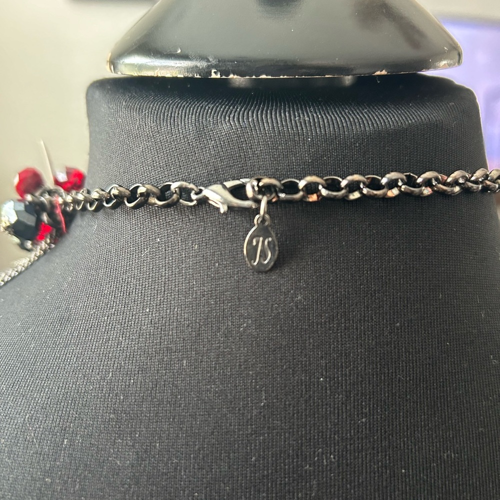 Black and red necklace - Picture 3 of 3